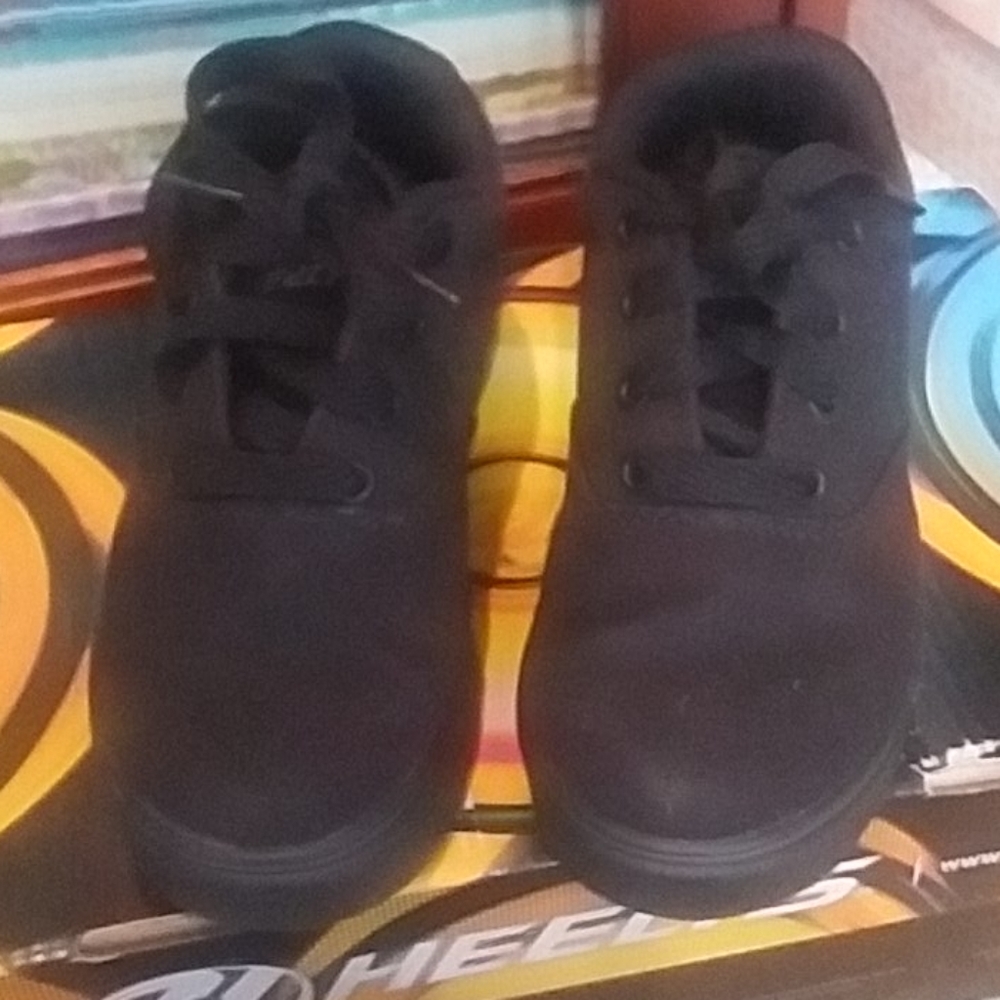 Girls Heelys like new.